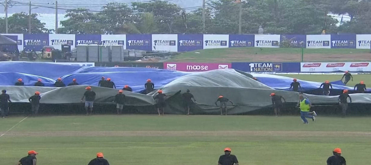 বৃষ্টি থেমেছে, খেলা শুরু লাঞ্চের পর