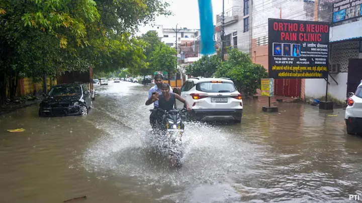 ভারতের উত্তর প্রদেশে প্রবল বৃষ্টি-বজ্রসহ ঝড়, নিহত ১০
