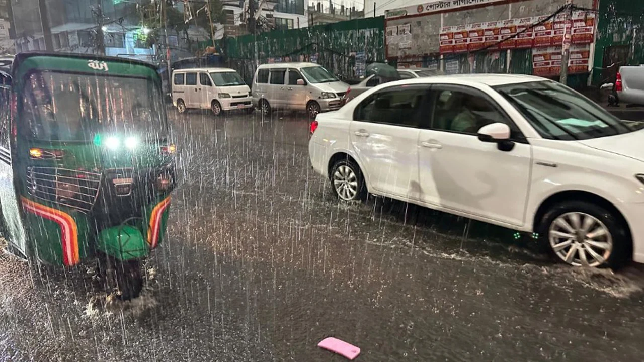 বৃষ্টিতে সারা দেশে তাপপ্রবাহ প্রশমিত, জনজীবনে স্বস্তি