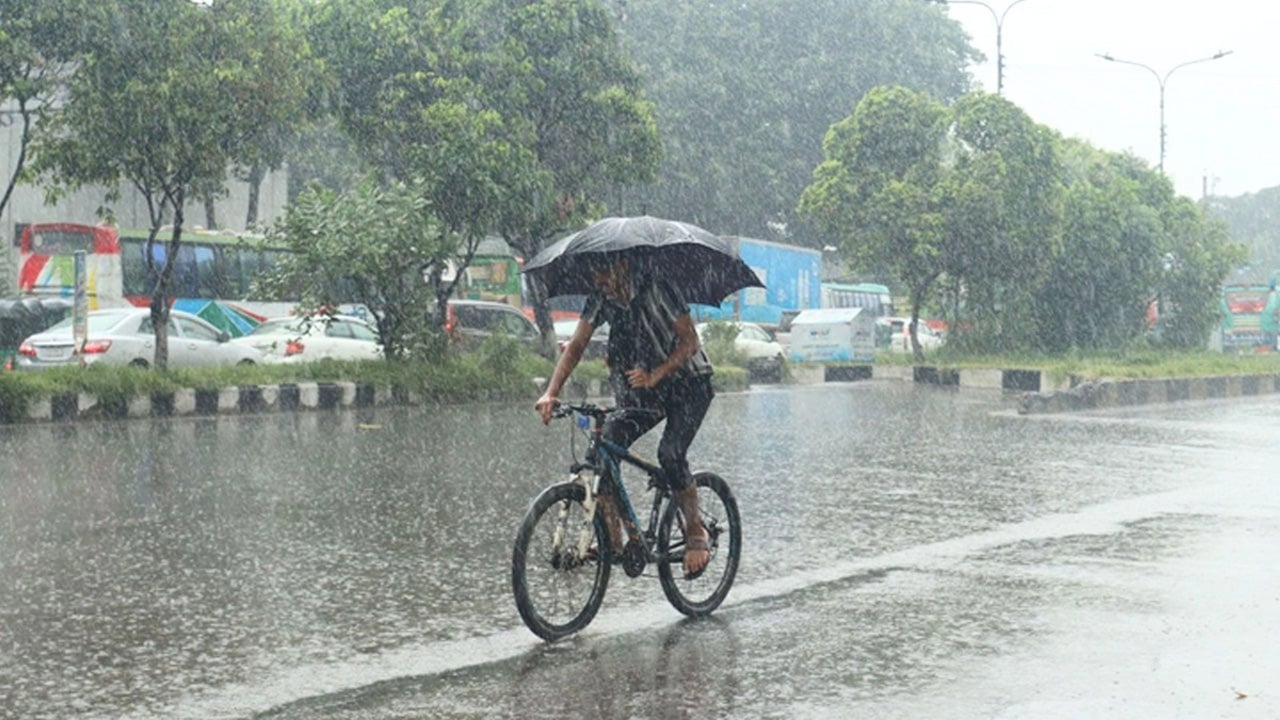 ভোর থেকে রাজধানীতে মুষলধারে বৃষ্টি, থাকতে পারে সপ্তাহজুড়ে