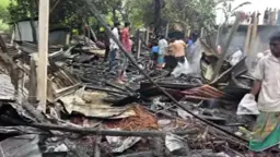 মাদকাসক্ত যুবকের আগুনে পুড়ল ১৭ পরিবারের স্বপ্ন