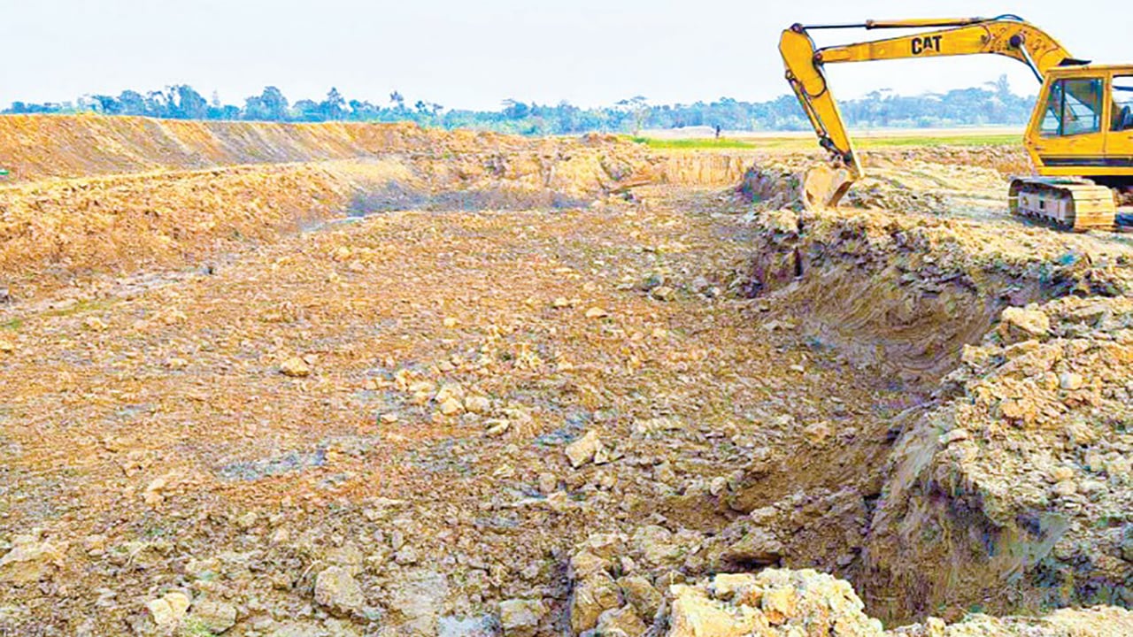 বন্ধ করা যাচ্ছে না টপসয়েল বিক্রি হুমকিতে কৃষি উৎপাদন