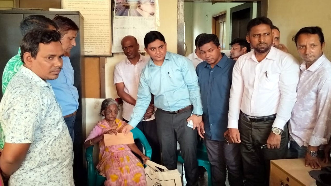 রায়পুরায় অসহায় পরিচ্ছন্নতা কর্মীর পাশে দাঁড়ালেন ইউএনও