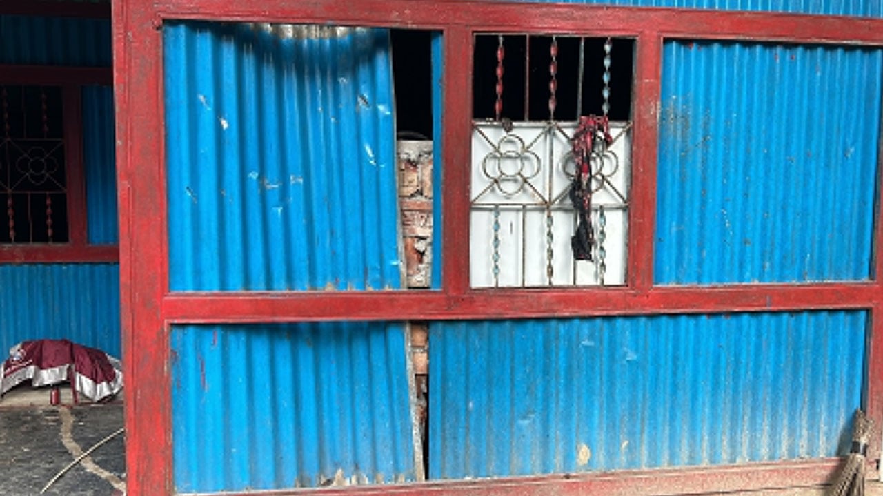 রায়পুরায় গুলি করে হত্যার পর বাড়িঘরে হামলা-লুটপাটের অভিযোগ