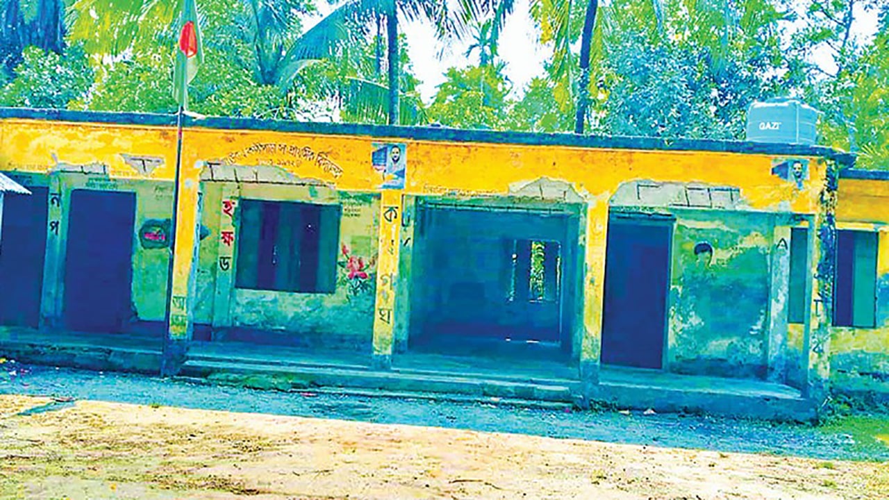 রাজাপুরে ঝুঁকি নিয়ে শিশুদের পাঠদান, দুর্ঘটনার শঙ্কা