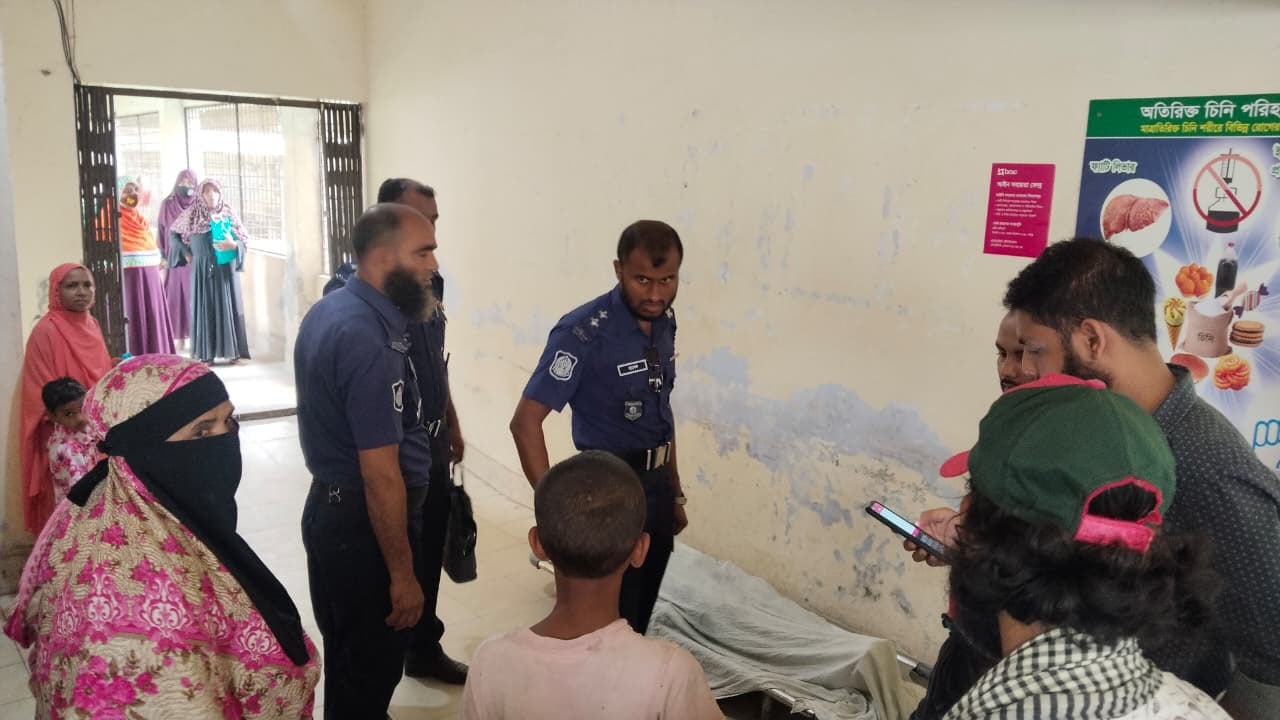 ইটবোঝাই ট্রলির নিচে চাপা পড়ে হেলপার নিহত