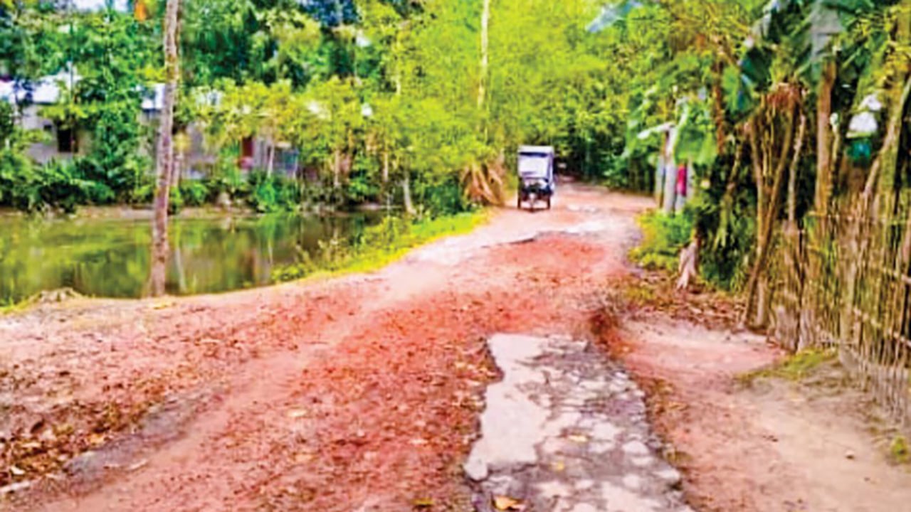 রাজারহাট-আনন্দবাজার সড়কের বেহাল দশা, বেড়েছে ভোগান্তি