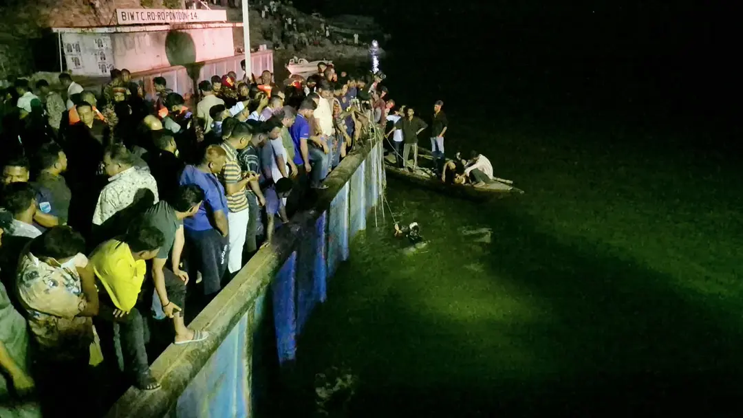 ছয় ঘণ্টায়ও উদ্ধার হয়নি দৌলতদিয়া ফেরিঘাটে ডুবে যাওয়া বাস