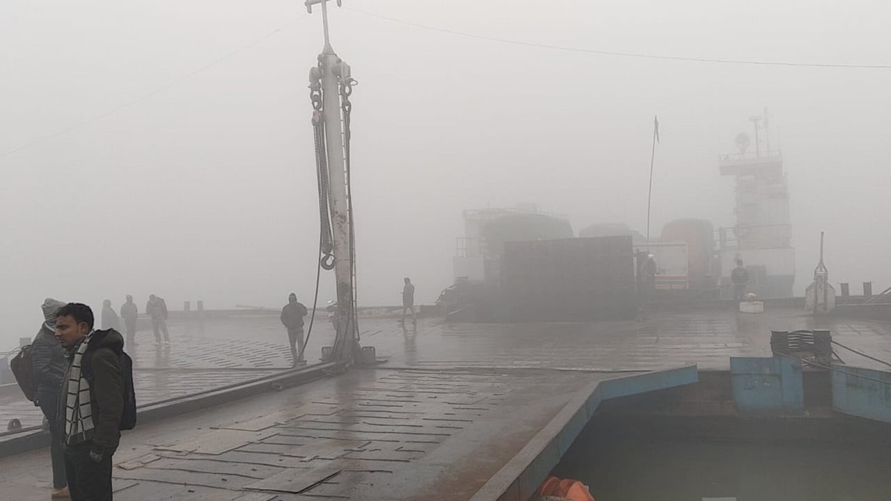 ঘন কুয়াশায় দৌলতদিয়া-পাটুরিয়ায় ফেরি চলাচল বন্ধ