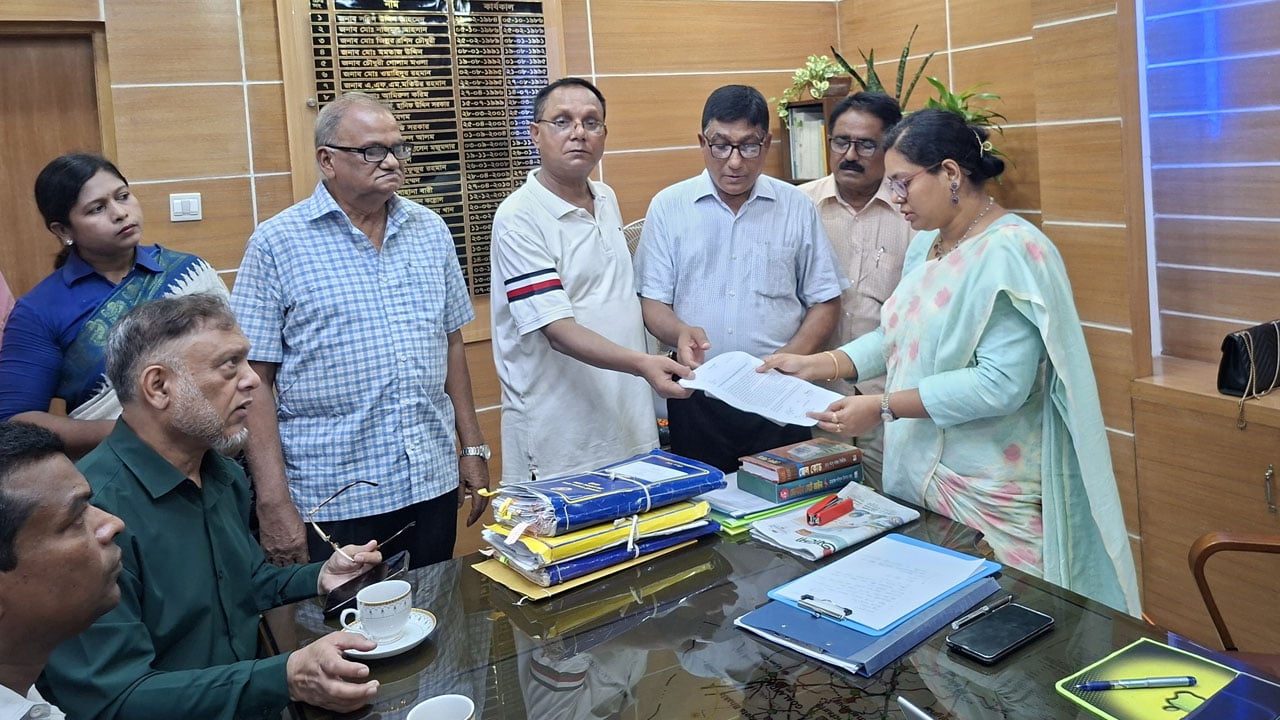 রাজবাড়ী পৌরসভায় বর্ধিত হারে ট্যাক্স নির্ধারণ করায় স্মারকলিপি