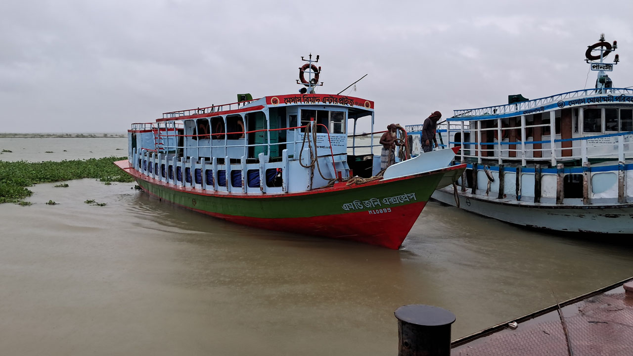 দৌলতদিয়া-পাটুরিয়ায় বন্ধ লঞ্চ চলাচল