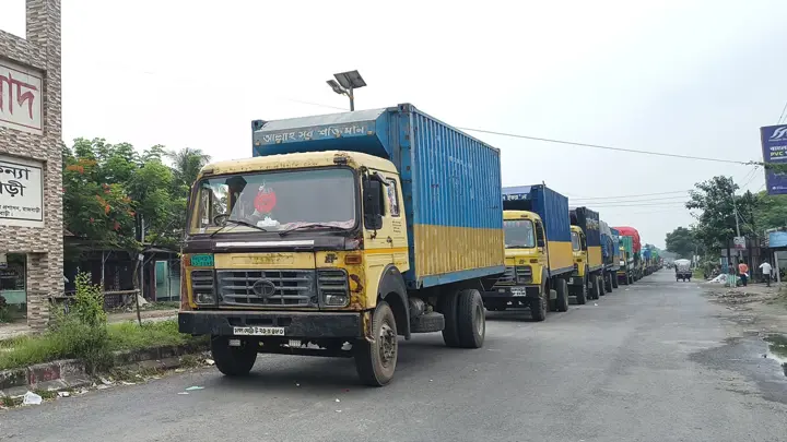 দৌলতদিয়া-পাটুরিয়ায় ব্যাহত ফেরি চলাচল, যানবাহনের দীর্ঘ সারি