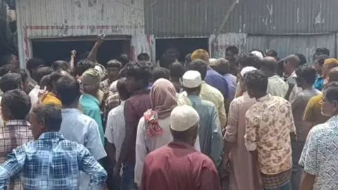 রাজিবপুরে চড়া দামে সার বিক্রি ও লুটপাট, ডিলার বাতিল চেয়ে কৃষকদের বিক্ষোভ
