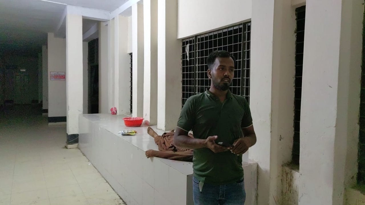 গাড়িচাপায় পড়ে আছে মাদরাসাছাত্রের লাশ, ১২ ঘণ্টায়ও মেলেনি পরিচয়