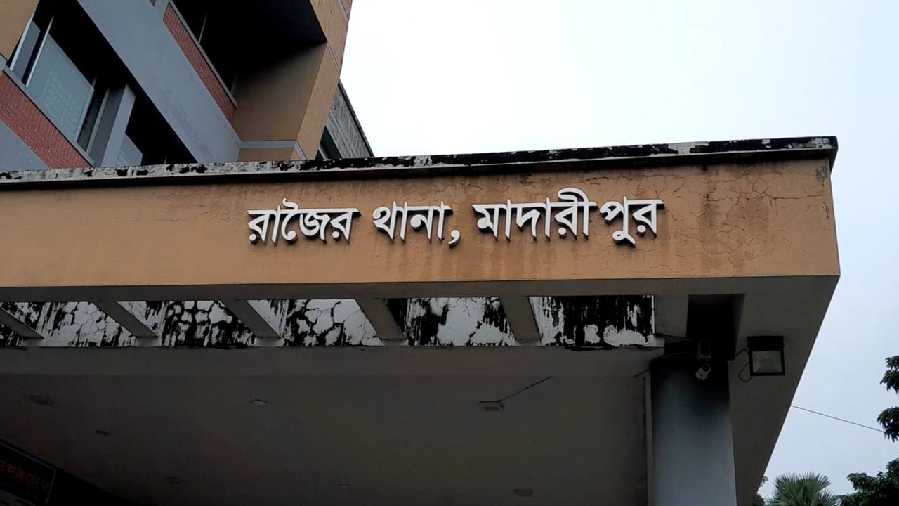 স্বাস্থ্য কমপ্লেক্সে স্বামীর লাশ রেখে পালালেন স্ত্রী