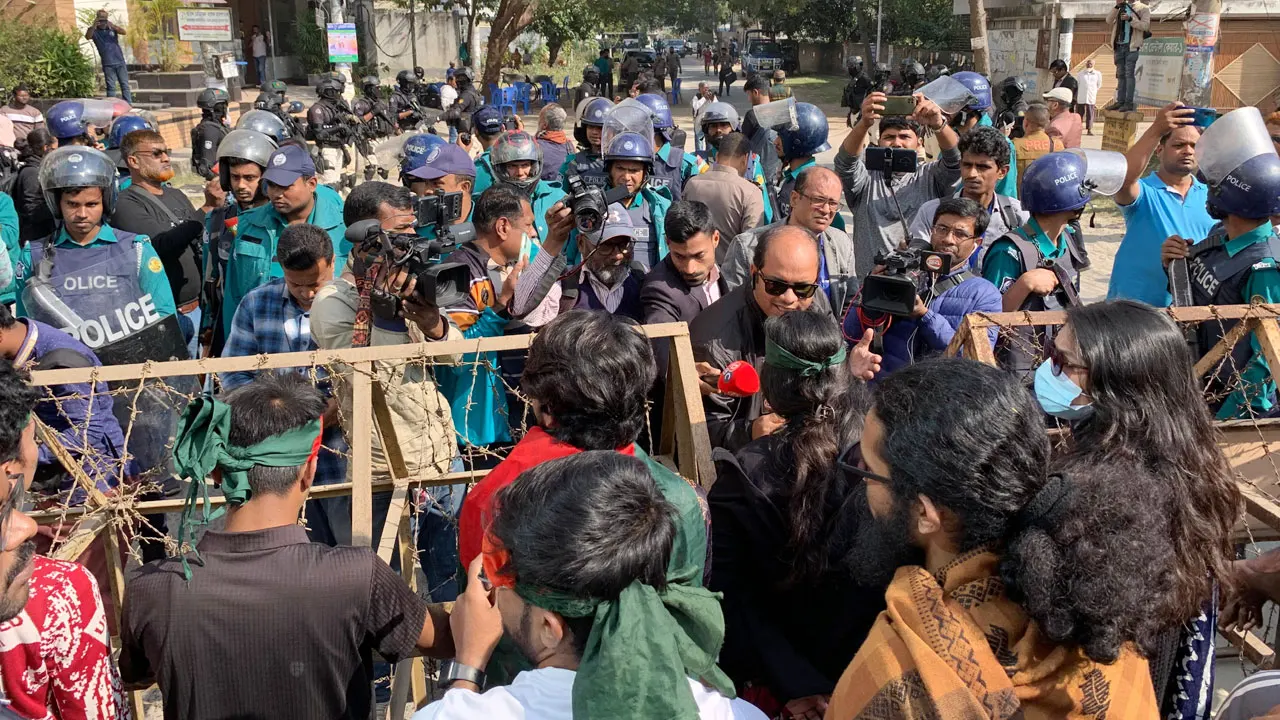 ভারতীয় সহকারী হাইকমিশন ঘেরাওয়ে পুলিশের বাধা ও ধাক্কাধাক্কি