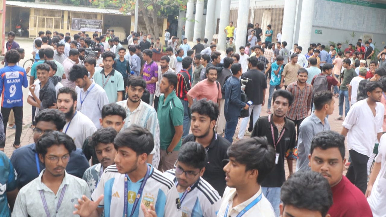 শিক্ষামন্ত্রীর পদত্যাগ দাবিতে রাজশাহীতে বিক্ষোভ