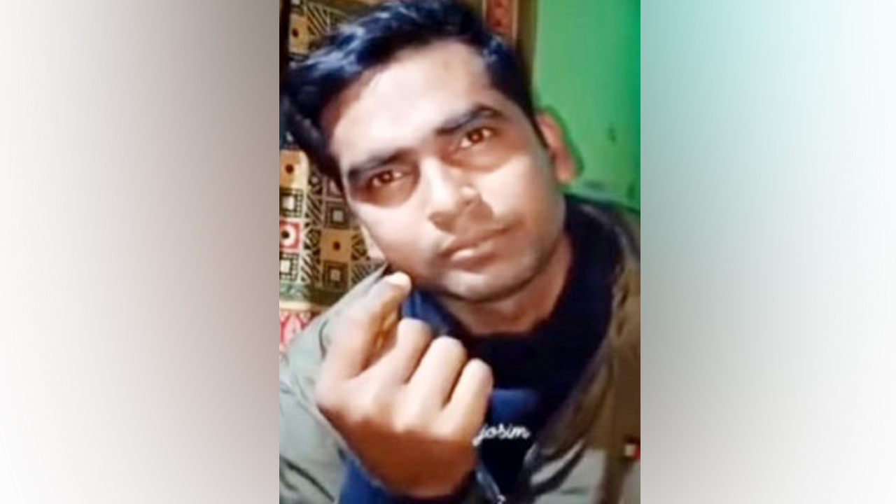 মাদক কারবারির স্ত্রীর ঘরে এএসআই, স্থানীয়দের পিটুনি