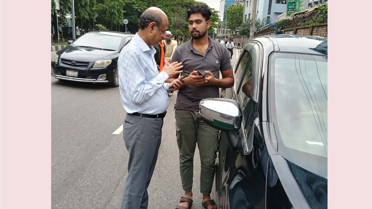 হাতিরঝিলে উল্টো পথে আসা যানবাহন নিয়ন্ত্রণ করলেন রাজউক চেয়ারম্যান