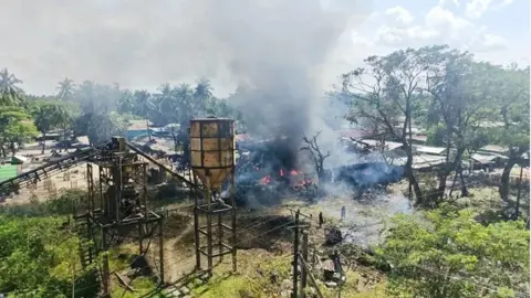 রাখাইনে মিয়ানমার বিমান বাহিনীর বোমাবর্ষণে নিহত ৪৯