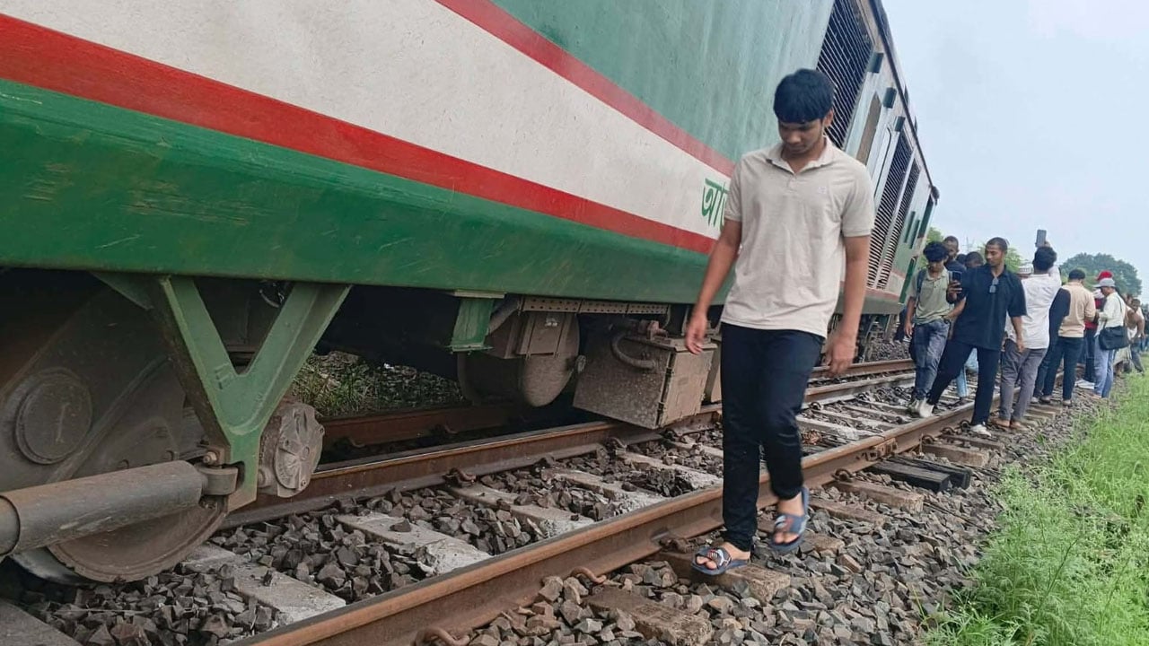 ঈশ্বরদীতে একতা এক্সপ্রেস লাইনচ্যুত, উত্তরাঞ্চলের রুটে ট্রেন চলাচল বন্ধ