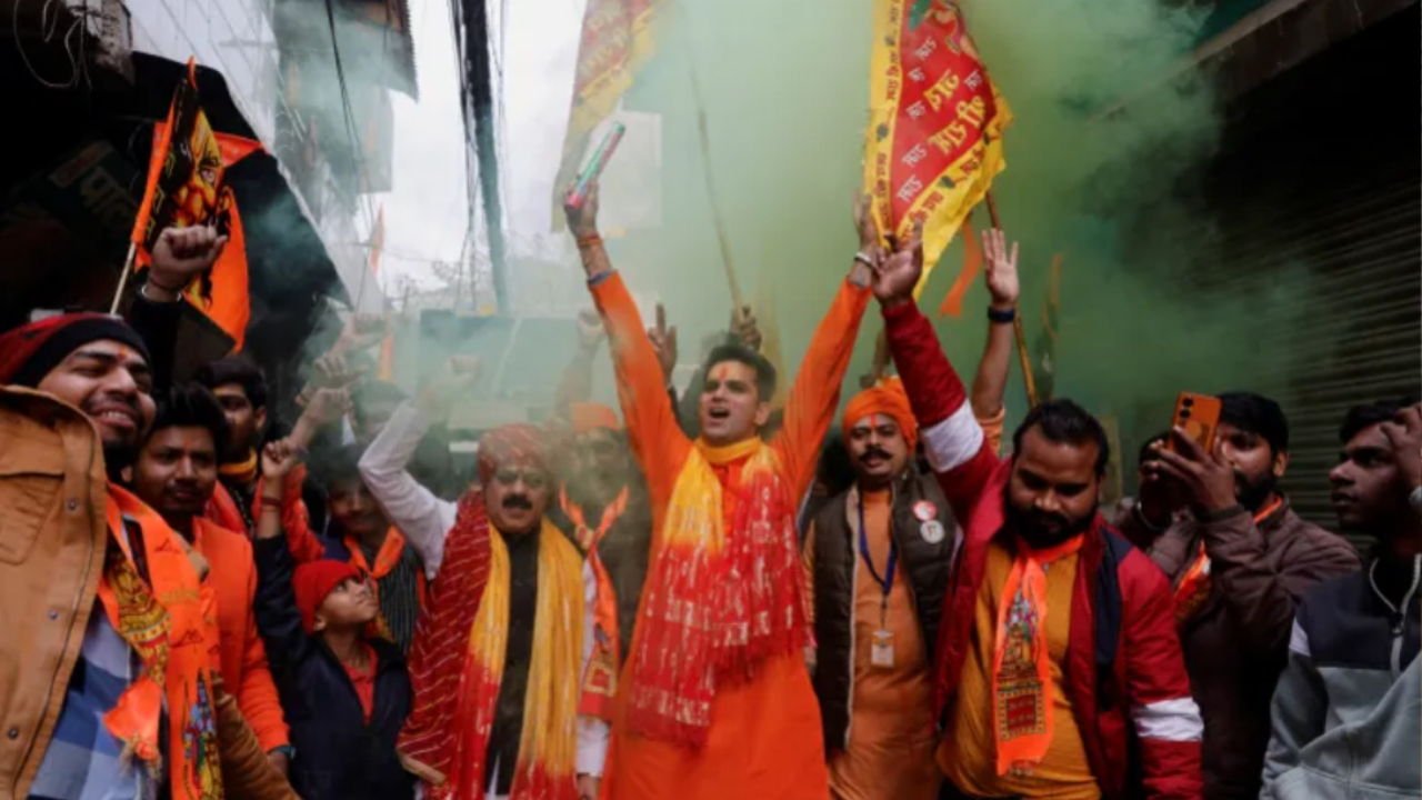 ২০২৪ সালের ২২শে জানুয়ারী, ভারতের নয়াদিল্লির একটি রাস্তায় উত্তর ভারতের অযোধ্যা শহরে রাম মন্দিরের উদ্বোধন উদযাপন করছেন মানুষজন। ছবি: রয়টার্স