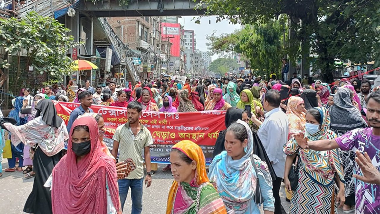 রামপুরায় পোশাকশ্রমিকদের সড়ক অবরোধ, যান চলাচল বন্ধ
