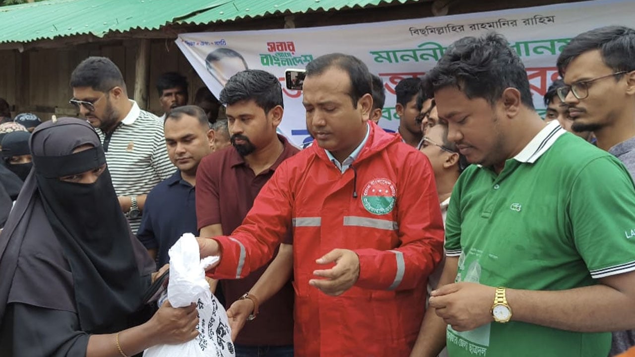 কেন্দ্রীয় সভাপতির নেতৃত্বে রামুতে ছাত্রদলের ত্রাণ বিতরণ