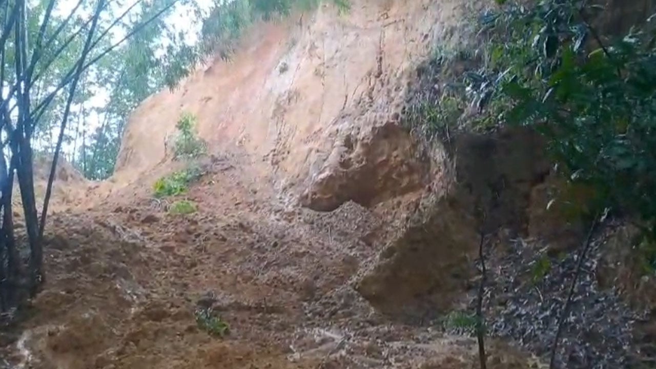 পাহাড় কাটার সময় মাটি ধসে শ্রমিকের মৃত্যু