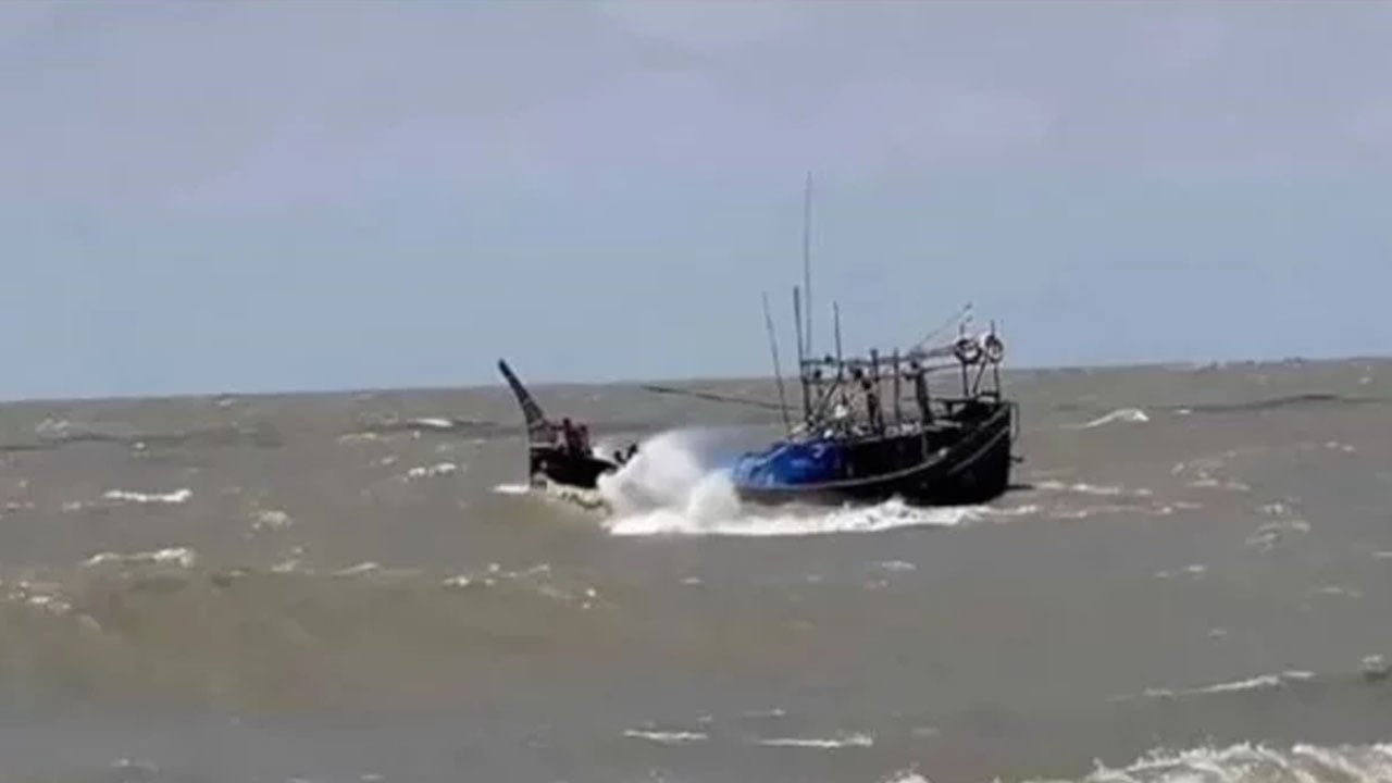 বঙ্গোপসাগরে ট্রলারডুবে ৬ জেলে নিখোঁজ