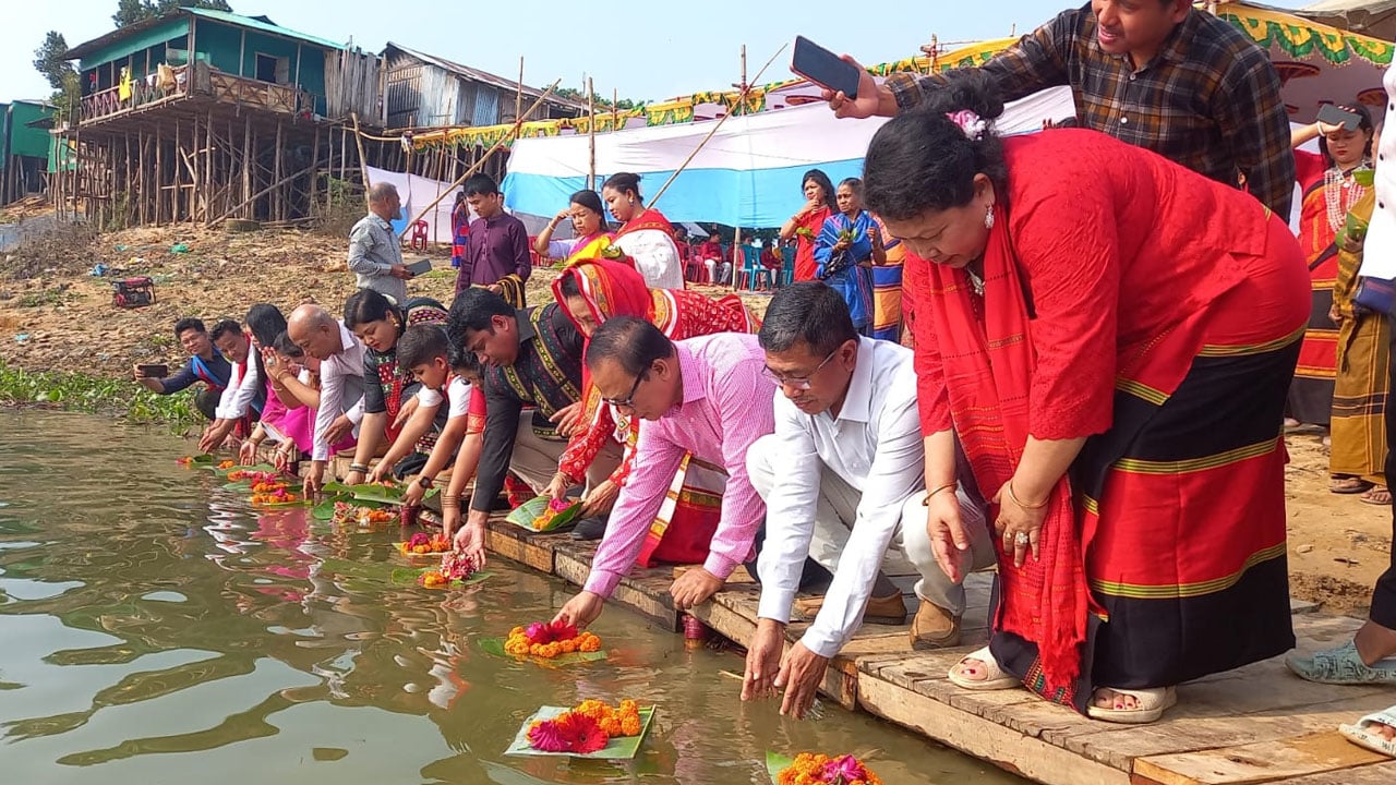 কাপ্তাই হ্রদে ভাসলো বিজু ফুল, নৃ-গোষ্ঠীদের বর্ষবরণ উৎসব শুরু