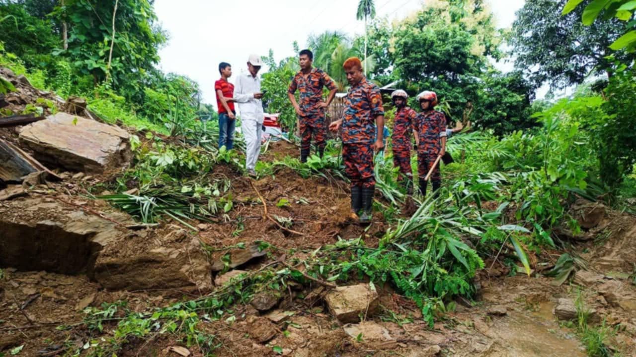 সড়কে পাহাড় ধস, সাজেকে আটকা চার শতাধিক পর্যটক
