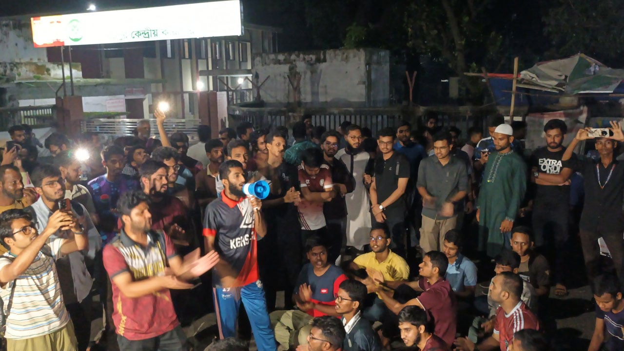 রংপুরে মেডিকেল শিক্ষার্থীর মুক্তির দাবিতে সড়ক অবরোধ