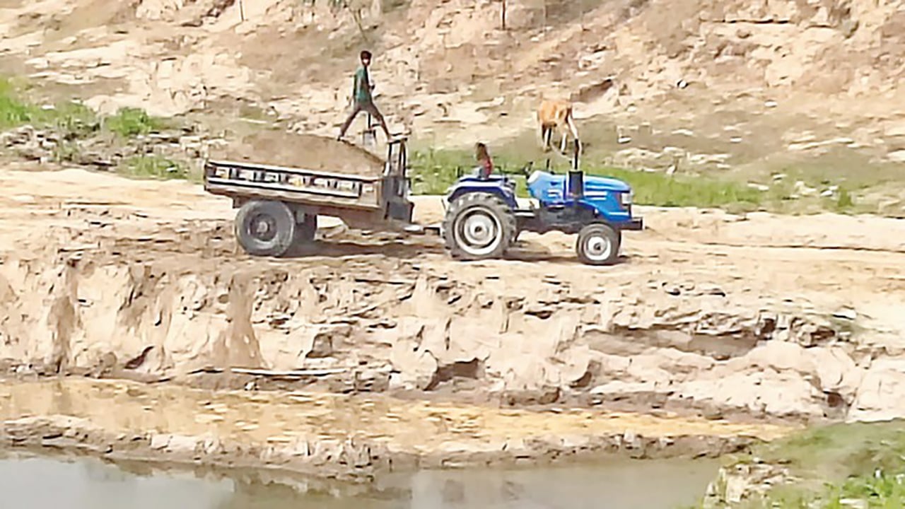 অবাধে বালু তোলায় হুমকির মুখে সেতু, সড়ক ও বাঁধ