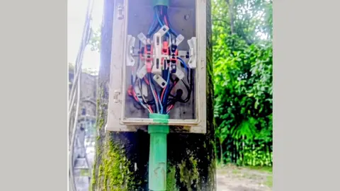 বৈদ্যুতিক মিটার চুরি করে বিকাশ নম্বর ঝুলিয়ে চাঁদা দাবি