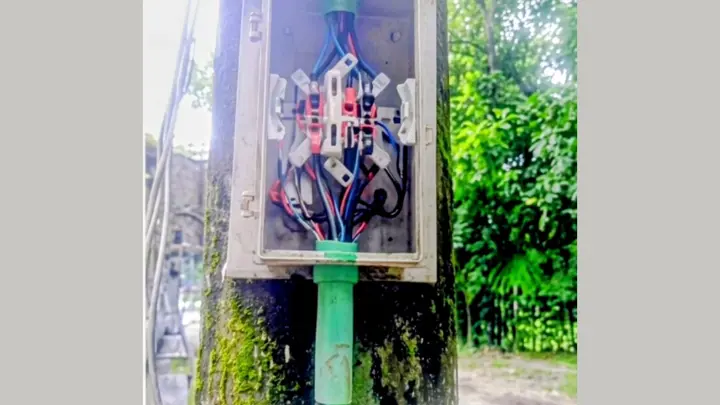 বৈদ্যুতিক মিটার চুরি করে বিকাশ নম্বর ঝুলিয়ে চাঁদা দাবি