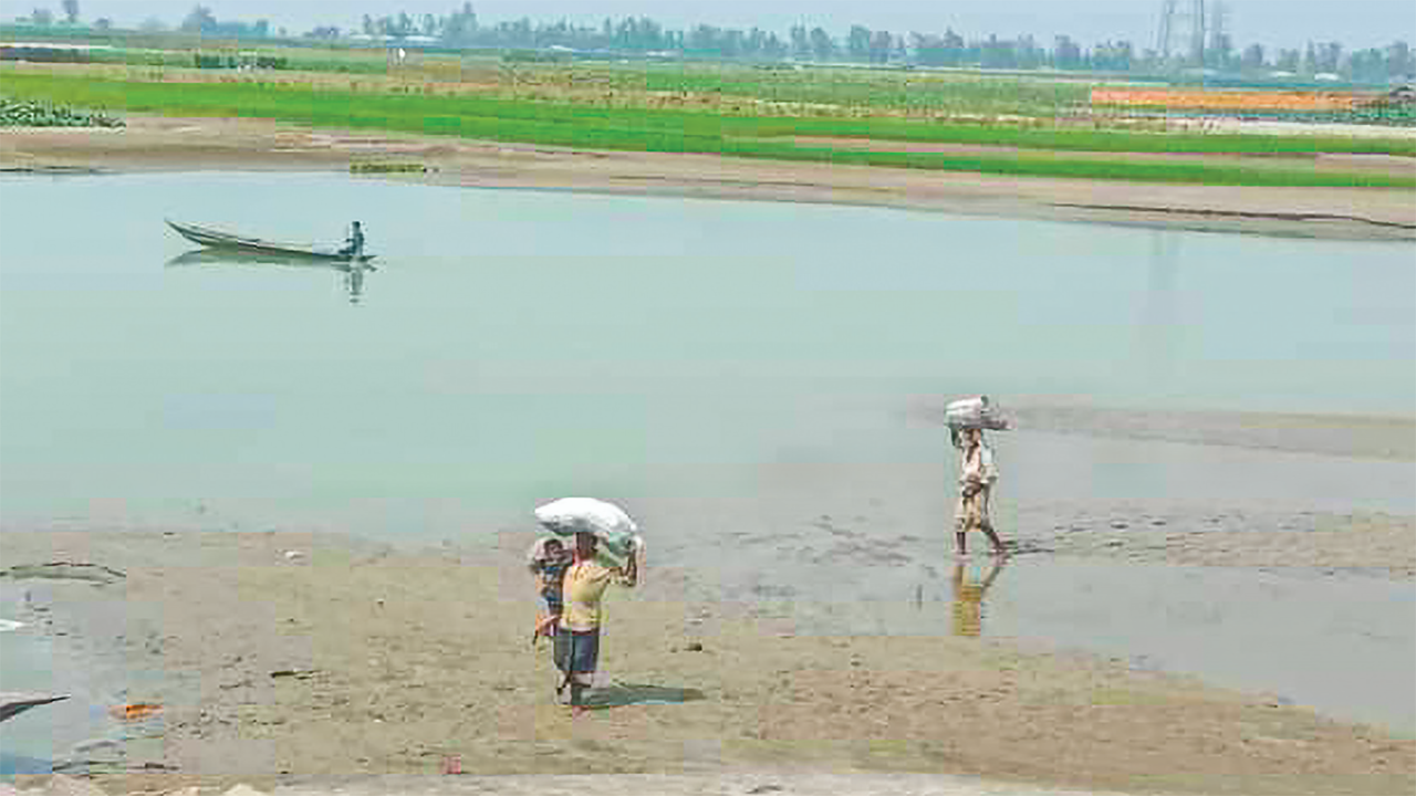 তিস্তায় নাব্য সংকট ও ভাঙনে উদ্বাস্তু হচ্ছেন গঙ্গাচড়ার চরাঞ্চলের মানুষ