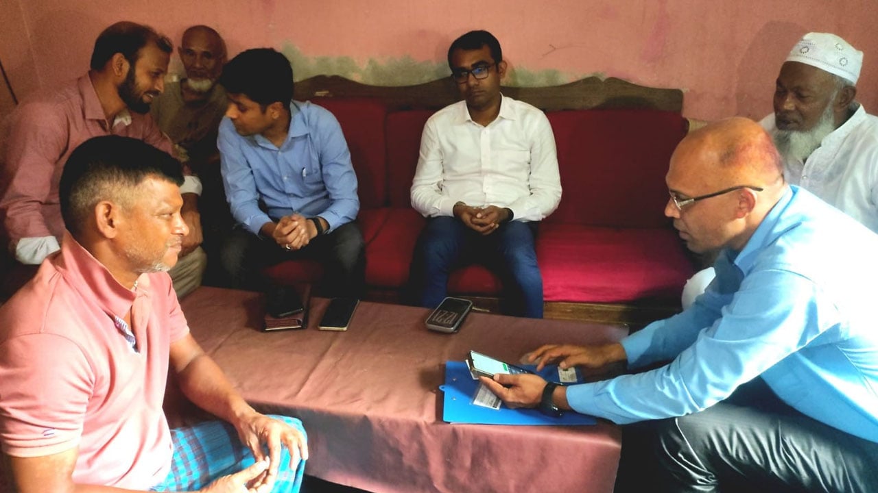 রাউজানে কৃষক কার্ডের তথ্য সংগ্রহ কার্যক্রম পরিদর্শনে ইউএনও