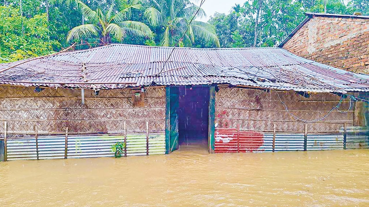 রাউজানে টানা বর্ষণে জ্বলছে না চুলা, বিশুদ্ধ পানিরও অভাব