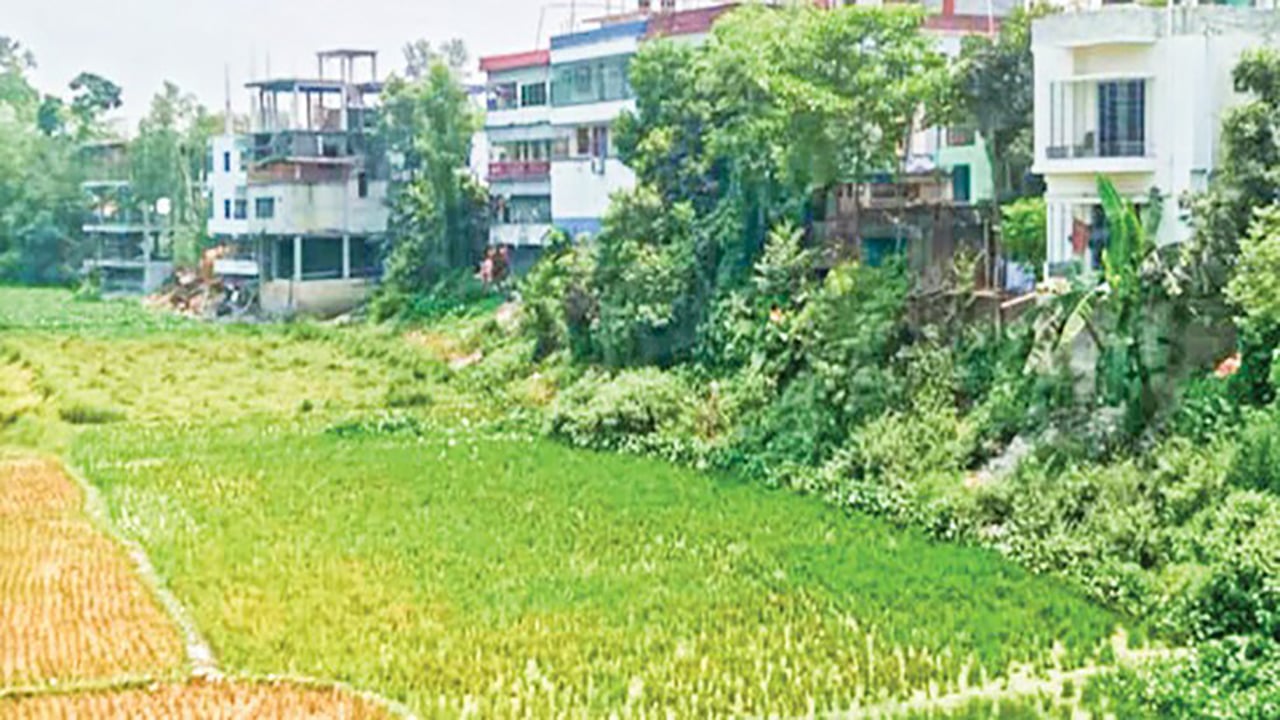 রায়গঞ্জে প্রভাবশালীদের দখলে অস্তিত্ব সংকটে গাঢ়ুদহ নদী