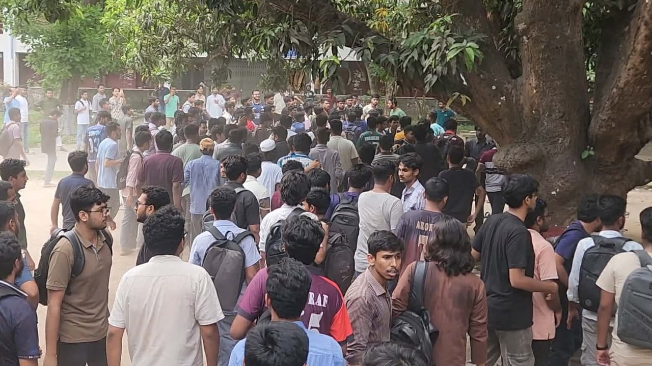 র‌্যাগিংয়ের অভিযোগে রাবি শিক্ষার্থীদের সংঘর্ষ