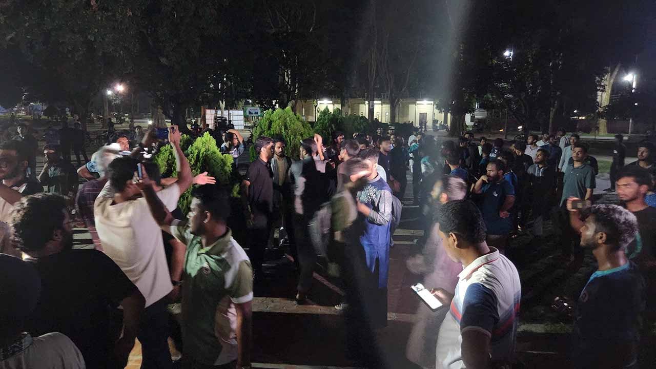 রাবিতে শাহবাগবিরোধী মিছিলে বামদের হামলায় আহত ১০