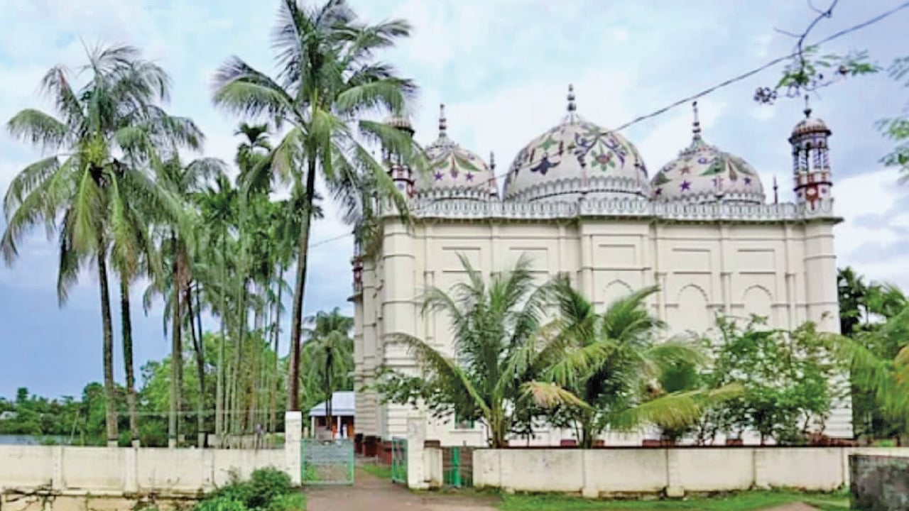 রড ছাড়াই শতাব্দী ধরে দাঁড়িয়ে সুনামগঞ্জের পাগলা বড় জামে মসজিদ