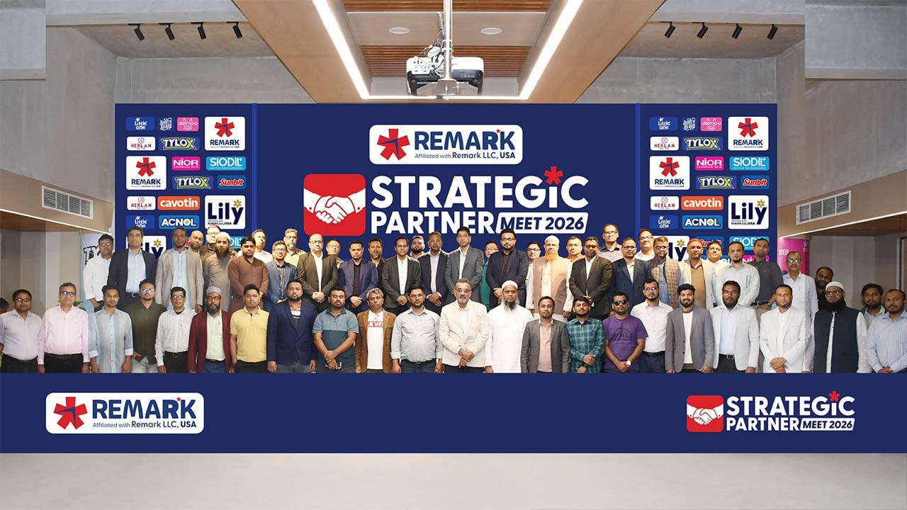 রিমার্ক এইচবির আধুনিক কারখানা ঘুরে দেখলেন পরিবেশকরা, পেলেন সম্মাননা