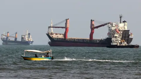 হরমুজে নিষিদ্ধ অঞ্চল বানাতে চায় ইরান, ঠেকাতে পারবে কি যুক্তরাষ্ট্র