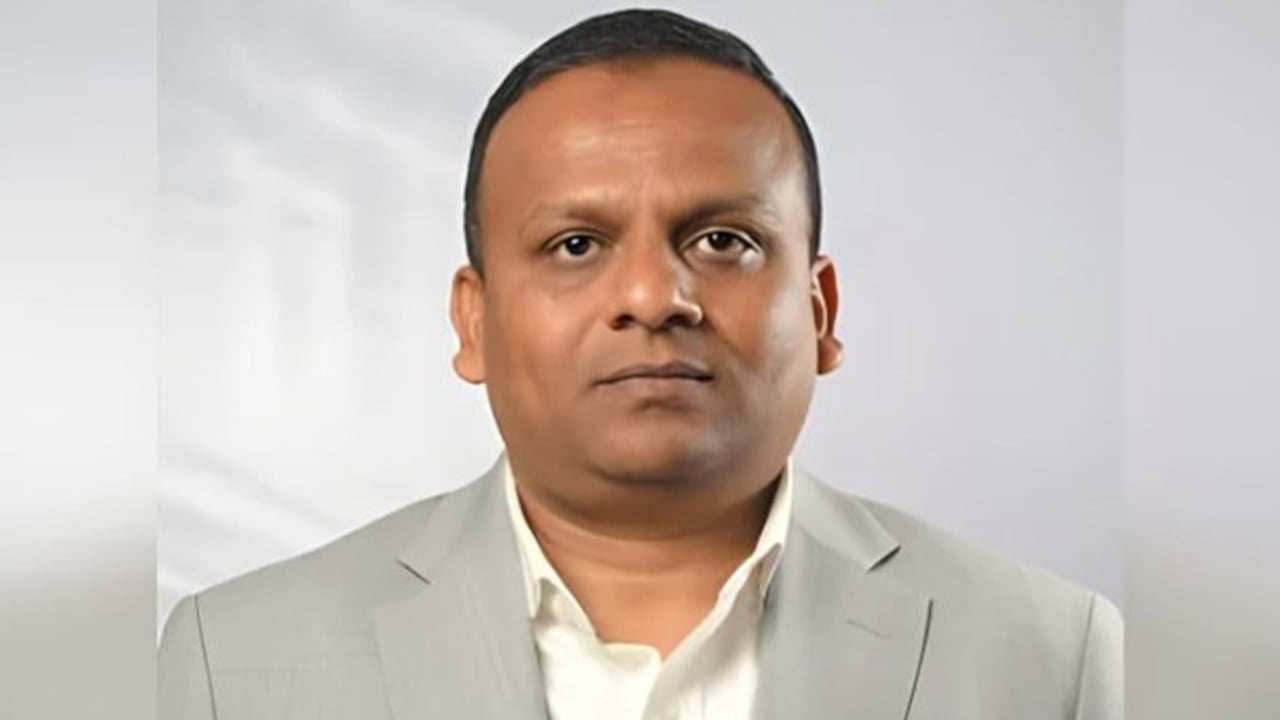 অফিসে অনুপস্থিত ১৬ কর্মকর্তাকে স্ট্যান্ড রিলিজ