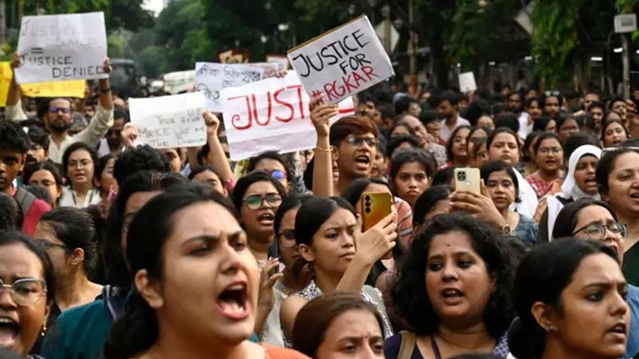 আরজি কর হাসপাতালে নির্যাতিতা চিকিৎসকের মা হতে চান বিজেপির প্রার্থী