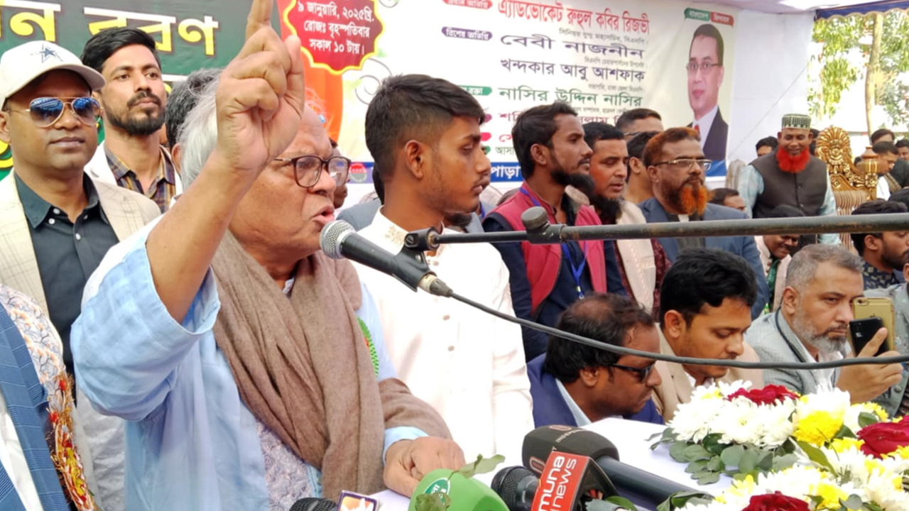 শেখ হাসিনার প্রেমে পাগল ভারত : রিজভী