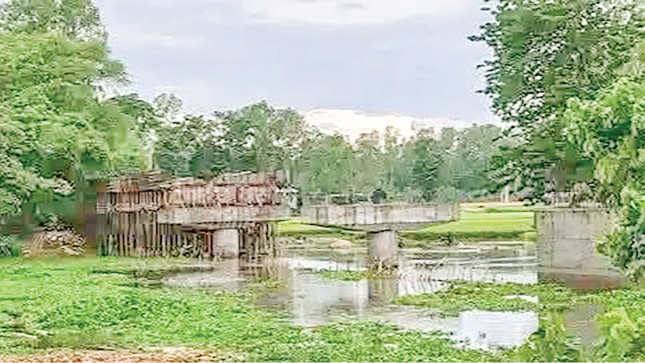 রাজিবপুরে চার বছরেও শেষ হয়নি সেতুর কাজ