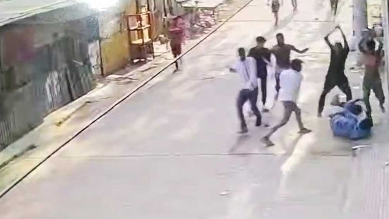 রাজধানীতে ‘কিশোর গ্যাং নেতা ইমনকে’ কুপিয়ে হত্যা